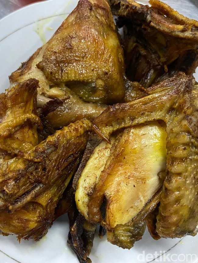 Rela Antre Demi Cicip Ayam Goreng Legendaris Favorit Nex Carlos!