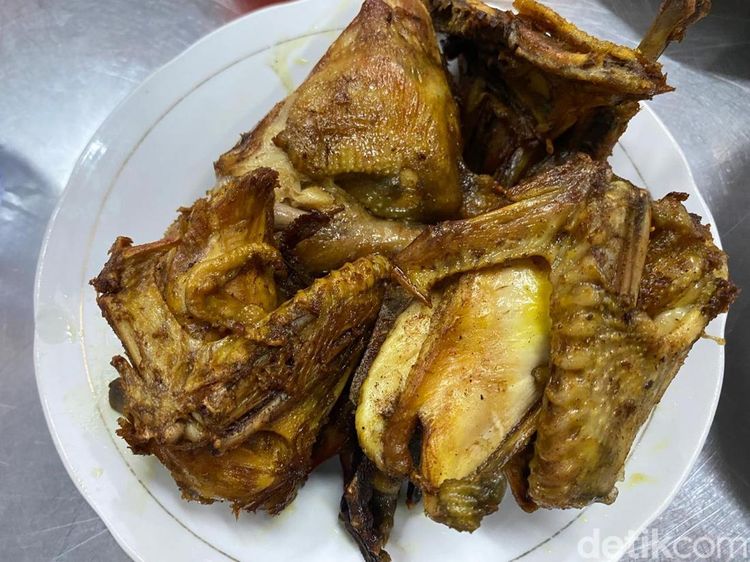 Rela Antre Demi Cicip Ayam Goreng Legendaris Favorit Nex Carlos!