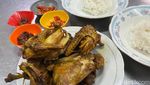 Rela Antre Demi Cicip Ayam Goreng Legendaris Favorit Nex Carlos!
