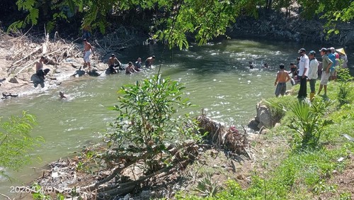 Warga melakukan pencarian di lokasi hilangnya AB, balita 2 tahun yang akhirnya ditemukan meninggal.
