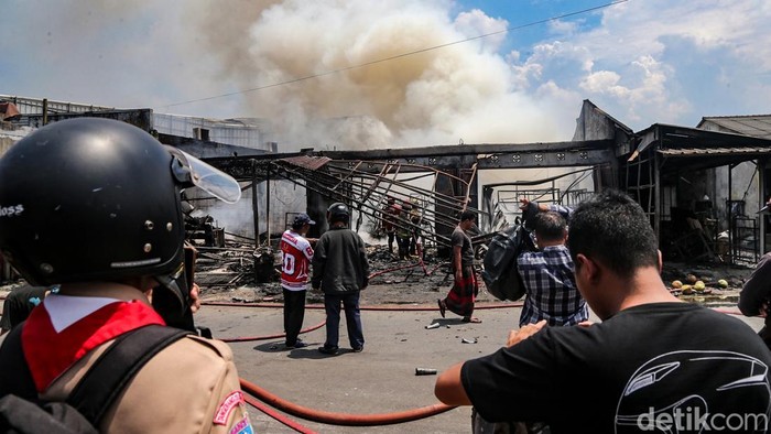 Bengkel sepeda motor kebakaran
di Jl Parakan, Pamulang, Tangsel, Rabu (1/4/2026). Pemadam kebakaran berjibaku memadamkan api.