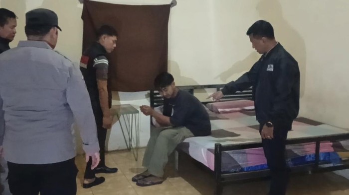 Brondong penipu janda di hotel Jombang saat menjalani olah TKP
