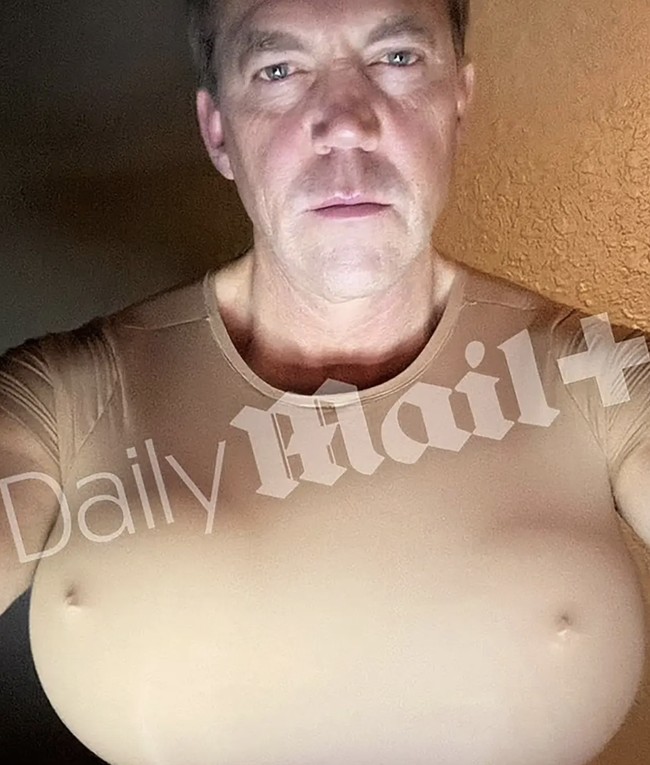 Beberapa pesan menunjukkan ketertarikan Bryon pada bentuk tubuh perempuan yang dilebih-lebihkan. Ia bahkan membagikan foto dirinya yang bedandan menjadi perempuan, dengan payudara palsu.  Foto: dok. Daily Mail