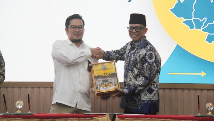 Bupati Kabupaten Ogan Komering Ulu (OKU) Teddy Meilwansyah menyerahkan LKPD di Kantor BPK RI Perwakilan Sumsel.