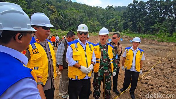 Bupati Sukabumi Asep Japar melakukan peletakan batu pertama di Kampung Mubarokah Bupati Sukabumi Asep Japar melakukan peletakan batu pertama di Kampung Mubarokah