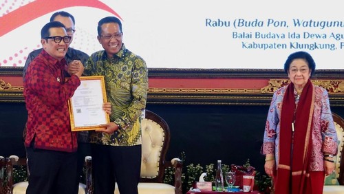 Bupati Tabanan I Komang Gede Sanjaya menerima sertifikat HAKI dalam acara Temu Wicara UMKM terkait HAKI dan Manajemen Usaha di Klungkung, Rabu (1/4/2026). (Foto: Prokopim Tabanan)