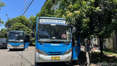 Bus Trans Sarbagita Denpasar-Bangli beroperasi lagi hari ini di GOR Ngurah Rai, Rabu (1/4/2026). (Foto Rizki Setyo/detikBali)