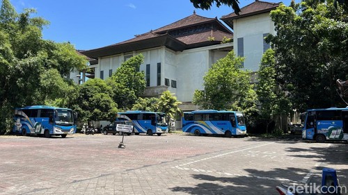 Bus Trans Sarbagita Denpasar-Bangli beroperasi lagi hari ini di GOR Ngurah Rai, Rabu (1/4/2026). (Foto Rizki Setyo/detikBali)