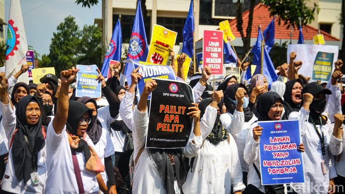 Buruh PT Mataram Tunggal Garment melakukan aksi demonstrasi di kompleks Pemkab Sleman, Rabu (1/4/2026). Mereka menuntut nominal pesangon yang layak.