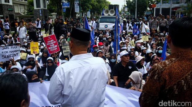Buruh PT Mataram Tunggal Garment melakukan aksi demonstrasi di kompleks Pemkab Sleman, Rabu (1/4/2026). Mereka menuntut nominal pesangon yang layak.