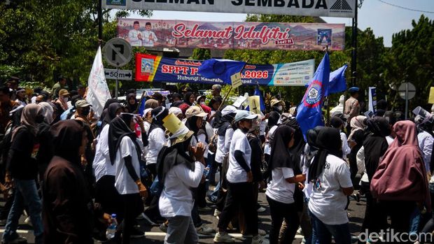 Buruh PT Mataram Tunggal Garment melakukan aksi demonstrasi di kompleks Pemkab Sleman, Rabu (1/4/2026). Mereka menuntut nominal pesangon yang layak.