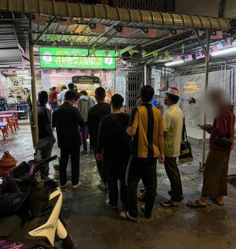 Wah! Ada Wanita Misterius Borong Nasi Kandar buat Dikasih Gratis