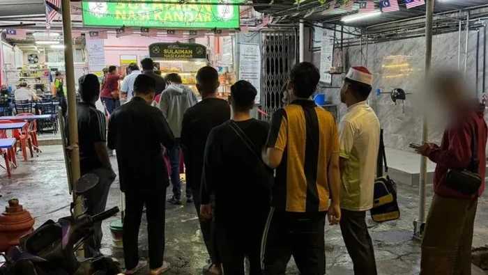 Wah! Ada Wanita Misterius Borong Nasi Kandar buat Dikasih Gratis