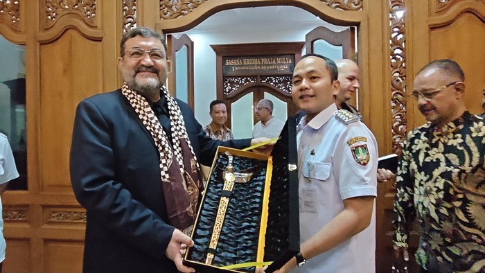 Dubes Iran untuk Indonesia Mohammad Boroujerdi bertemu Walkot Solo di Balai Kota Solo, Rabu (1/4/2026)
