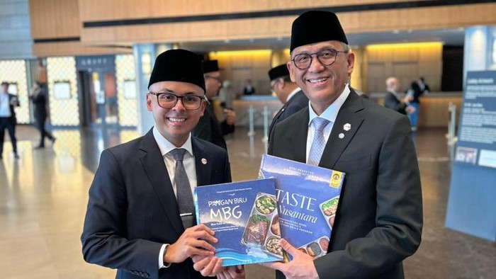 Duta Besar Korea Selatan Cecep Herawan menerima buku Rasa Bhayangkara Nusantara, yang sudah diterjemahkan ke dalam Bahasa Inggris menjadi Taste of Nusantara: 80 Bhayangkara Menu for Indonesias Free Nutritious Meals Program.