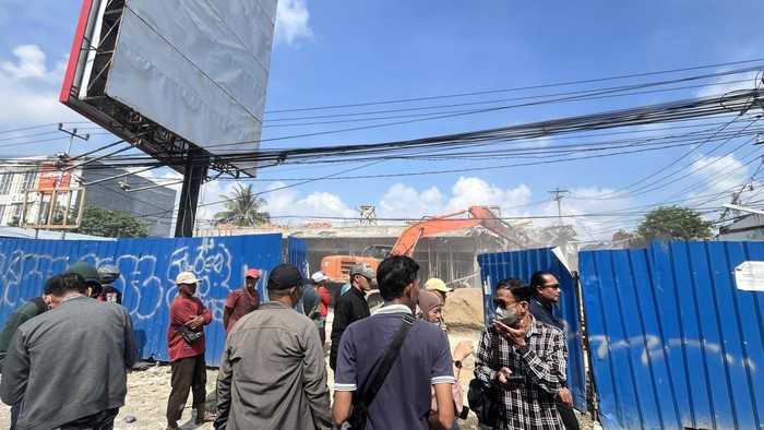 Enam ruko yang melanggar aturan berdiri di pipa gas dibongkar