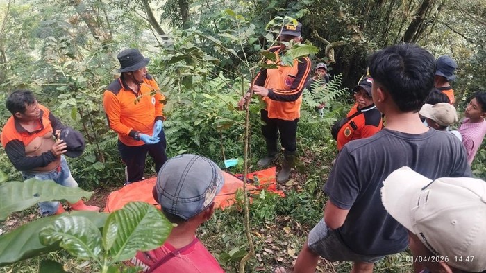 Petugas saat melakukan evakuasi penemuan kerangka mayat di Watu Tumpuk Desa Sitiluhur Kecamatan Gembong, Rabu (1/4/2026).