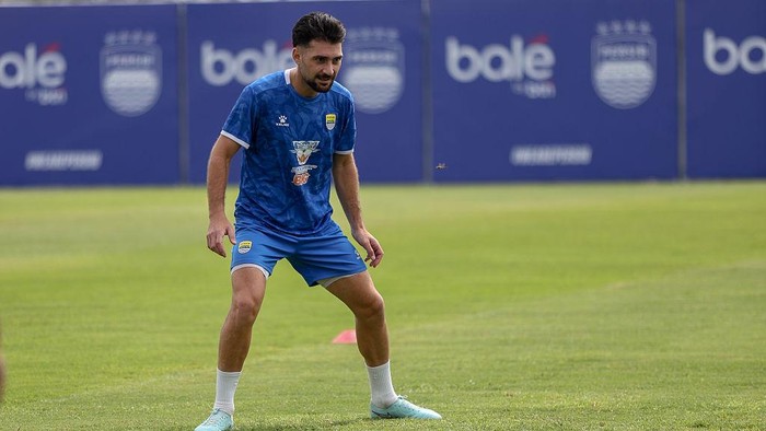 Persib Bandung player Frans Putros takes part in a training program on the companion field of Gelora Bandung Lautan Api Stadium in Bandung, West Java, Indonesia, on January 27, 2026. (Photo by Ryan Suherlan/NurPhoto via Getty Images)