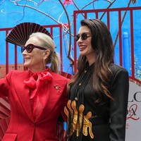 Kehadiran kedua aktris pemenang Oscars di film sekuel ini sekaligus menjadi reuni dengan para pemain lama lainnya seperti Emily Bluntdan Stanley Tucci. Dalam film terbaru yang akan dirilis pada 1 Mei mendatang, karakter Miranda Priestly dikisahkan menghadapi tantangan di tengah meredupnya industri majalah, sekaligus berhadapan dengan karakter Blunt yang kini menjadi eksekutif kuat di perusahaan luxury brand. (Foto: Cristopher Rogel Blanquet/Getty Images for Disney)