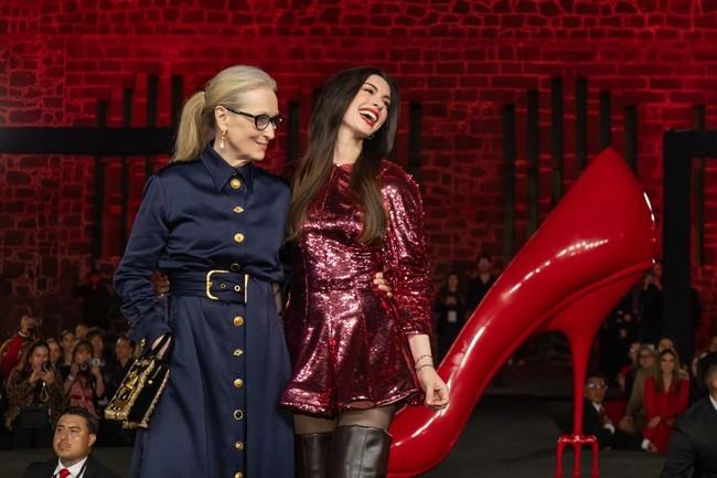 Acara pertama pemutaran perdana film The Devil Wears Prada 2 berlangsung di Anahuacalli Museum, Mexico City, Meksiko, pada Senin (30/3/2026). Karpet merah pun mendadak berubah layaknya runway ketika Anne Hathaway dan Meryl Streep sama-sama bersolek dengan busana keluaran rumah mode ternama, yakni Stella McCartney dan Schiaparelli. (Foto: Angel Delgado/Getty Images for Disney)