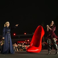 Meryl yang kembali memerankan karakter ikonik Miranda Priestly, tampil elegan dalam balutan coat navy berpotongan tegas dari Schiaparelli. Mantel tersebut dilengkapi detail kancing emas berukir di bagian depan, menciptakan kesan mewah sekaligus powerful. Ia memadukannya dengan anting drop emas serta tote bag hitam-emas berstruktur dari label yang sama. (Foto: Angel Delgado/Getty Images for Disney)