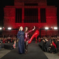 Sementara itu, Anne Hathaway tampil kontras dengan gaya lebih playful namun tetap bold. Ia mengenakan mini dress berwarna pink penuh sequin dari Stella McCartney koleksi Fall 2026. Siluet rok mengembang dipadukan dengan thigh-high boots cokelat tua berdesain chunky, memberikan sentuhan edgy. Hathaway melengkapi penampilannya dengan gelang perak dan lipstik merah terang yang mencuri perhatian. (Foto: Angel Delgado/Getty Images for Disney)