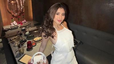 Cantiknya Ghea Youbi saat Menikmati Shabu-shabu hingga Durian