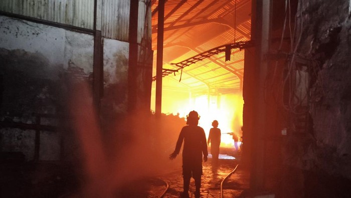 Gudang kayu untuk bahan bakar tungku pembuatan kerupuk di Jalan Hangtuah, Sidoarjo terbakar