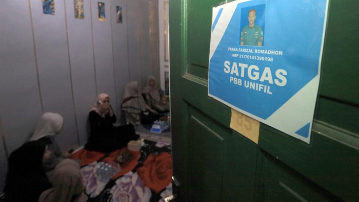 Warga asrama TNI dari Yonif 113/Jaya Sakti melayat di rumah dinas almarhum Praka Farizal Rhomadhon di Bireuen, Aceh, Selasa (31/3/2026). Praka Farizal Rhomadhon yang tergabung dalam Kontingen Garuda sebagai Pasukan Perdamaian Perserikatan Bangsa-Bangsa di Lebanon (UNIFIL) gugur saat menjalankan tugas akibat serangan artileri di wilayah Lebanon Selatan pada Minggu (29/3). ANTARA FOTO/Akramul Muslim