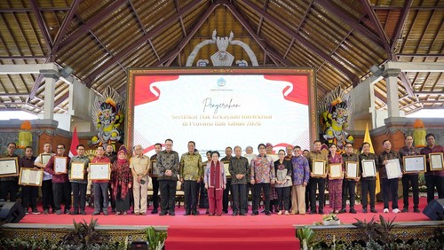 Acara Penyerahan Sertifikat Hak Kekayaan Intelektual Tahun 2026, Kabupaten Klungkung, Rabu (1/04/2026). (Dok Pemkab Gianyar).
