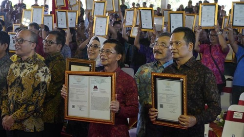 Bupati Klungkung I Made Satria (dua dari kanan) bersama kepala daerah lainnya menerima sertifikat HAKI di Balai Budaya Ida Dewa Agung Istri Kanya, Rabu (1/4/2026). (Humas Pemkab Klungkung.dok)