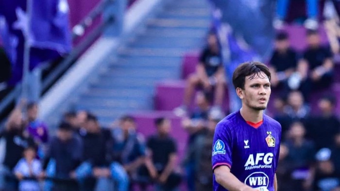 Hamra Hehanussa beraksi di hadapan suporter Persik