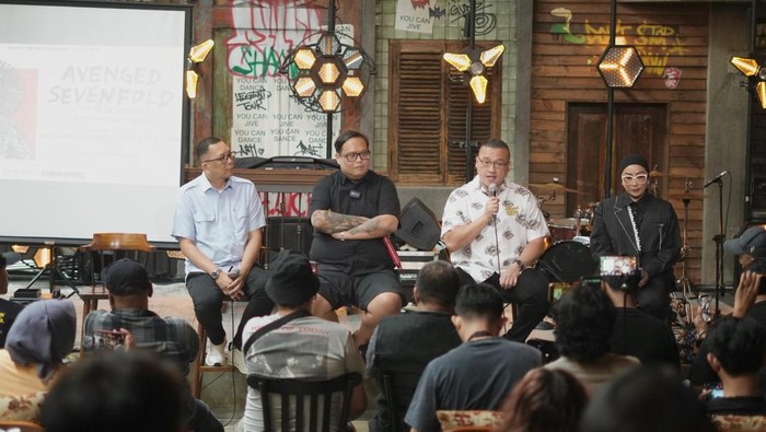 Anggota DPRD DKI Jakarta, Fraksi PDI Perjuangan Hardiyanto Kenneth Bersama Ravel Entertaiment dan Jajaran Pejabat JIS (Jakarta Internasional Stadium) Pada Saat Mengadakan Konferensi Pers di Shamrock Bar Gandaria Jakarta.