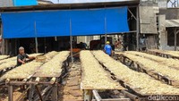 Pengrajin berharap pasokan ikan kembali normal agar harga bisa stabil.  