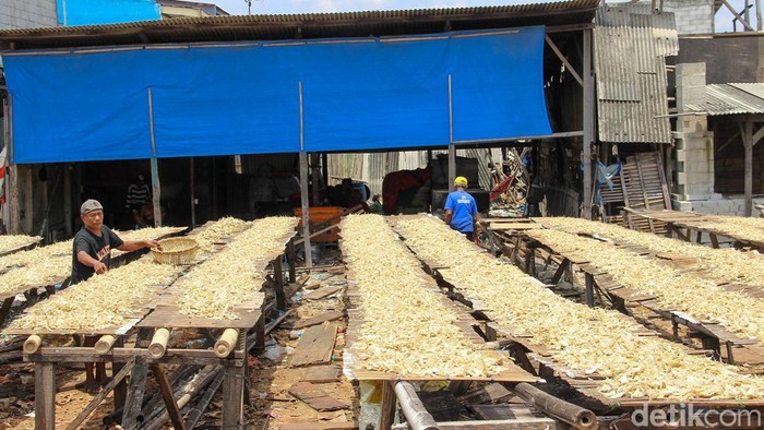 Aktivitas penjemuran ikan asin di Kalibaru, Cilincing, Jakarta, Rabu (1/4/2026).