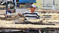 Pengrajin mengolah ikan asin di tengah keterbatasan bahan baku dari nelayan.  