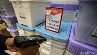 Sejumlah produk plastik di pasar tradisional naik hingga hampir dua kali lipat. Di ritel modern, kenaikan harga produk berbahan plastik juga mulai terasa, dengan sejumlah produk mengalami penyesuaian harga secara bertahap.