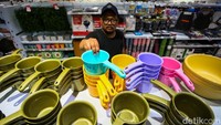 Kondisi ini berpotensi mendorong penyesuaian harga jual kepada konsumen.