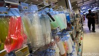 Pedagang menghadapi peningkatan biaya operasional akibat kenaikan harga bahan baku.