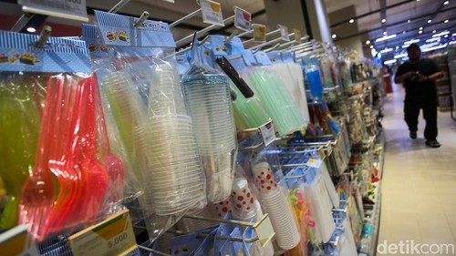 Aktivitas jual beli di toko plastik kawasan Pasar Minggu, Jakarta, Rabu (1/4/2026).