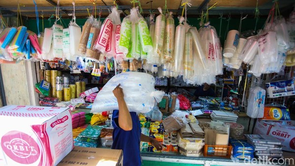 Harga Plastik Ikut Naik Terdampak Konflik Global