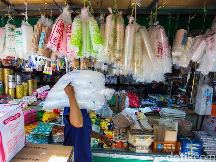 Harga Plastik Ikut Naik Terdampak Konflik Global