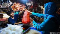 Pedagang menyebut kenaikan harga dipicu oleh lonjakan biaya bahan baku dan distribusi.