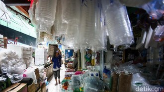 Harga Plastik Naik hingga 50%, Pedagang Pasar Menjerit!