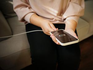 Lupa Cabut Charger HP, Apakah Tetap Konsumsi Listrik?