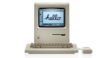 Macintosh (1984): GUI untuk Semua. Mac memperkenalkan graphical user interface (GUI) dan mouse kepada khalayak luas. Memungkinkan pengguna biasa untuk memanfaatkan kekuatan komputasi hanya dengan menunjuk dan mengklik mouse. Konsep ini menjadi fondasi semua sistem operasi modern yang kita pakai hari ini. Tidak ketinggalan iklan ikonik 1984 di Super Bowl melambungkan nama Macintosh sebelum produknya bahkan dijual. Foto: Apple