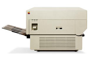 LaserWriter (1985): Revolusi Desktop Publishing. Diperkenalkan pada tahun 1985, LaserWriter adalah salah satu printer laser massal pertama—dan membantu memicu serta memfasilitasi revolusi penerbitan desktop. Kehadirannya mengubah industri percetakan dan melahirkan era desktop publishing. Foto: Apple
