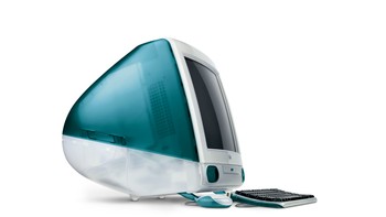 iMac (1998): Komputer Jadi Ikon Desain. Saat Jobs kembali ke Apple yang nyaris bangkrut, ia meluncurkan iMac G3 berwarna-warni. Produk ini menyelamatkan Apple secara finansial sekaligus menegaskan bahwa desain adalah senjata kompetitif, bukan sekadar estetika. Foto: Apple