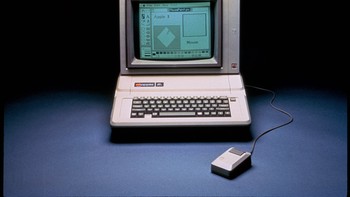 Apple II (1977): Komputer Personal untuk Publik. Apple II menjadi salah satu komputer pertama yang diproduksi massal untuk konsumen umum, bukan hanya hobiis. Dilengkapi layar warna dan kemudahan penggunaan, Apple II membantu mempopulerkan komputer di rumah, sekolah, dan bisnis kecil—memicu lahirnya industri PC modern. Foto: Apple
