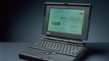 PowerBook (1991): Diperkenalkan pada tahun 1991, Powerbook adalah laptop revolusioner yang secara fundamental mengubah komputasi portabel dengan mendesain ulang tampilan dan nuansa komputer portabel. Menjadi cikal bakal laptop modern, PowerBook menghadirkan desain laptop dengan keyboard dan trackball di posisi ergonomis—standar yang masih dipakai hingga kini.   Foto: Apple